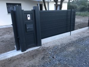 portail gris totem bal 300x225 - portail gris totem bal